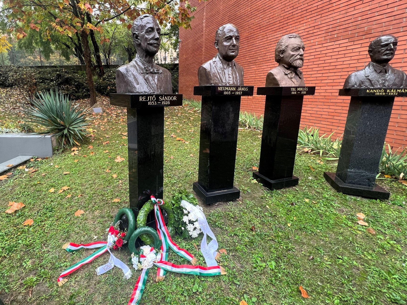 Rejtő Sándor születésének 170. évfordulójára emlékeztek az Óbudai Egyetem Rejtő Karán.