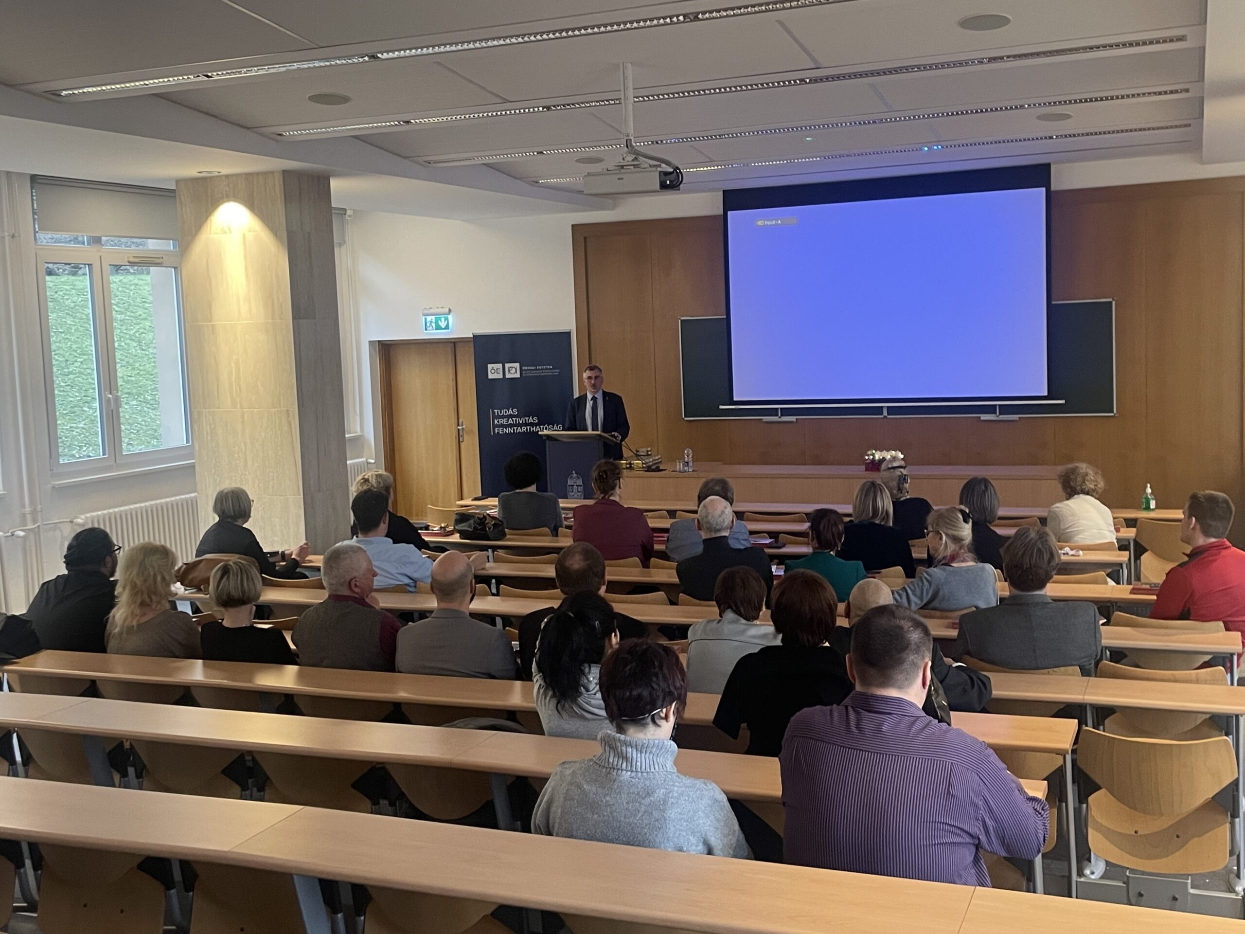 Közösségi összefogás és ünnepi hangulat – Az Óbudai Egyetem Rejtő Karának évzáró, karácsonyi ünnepsége